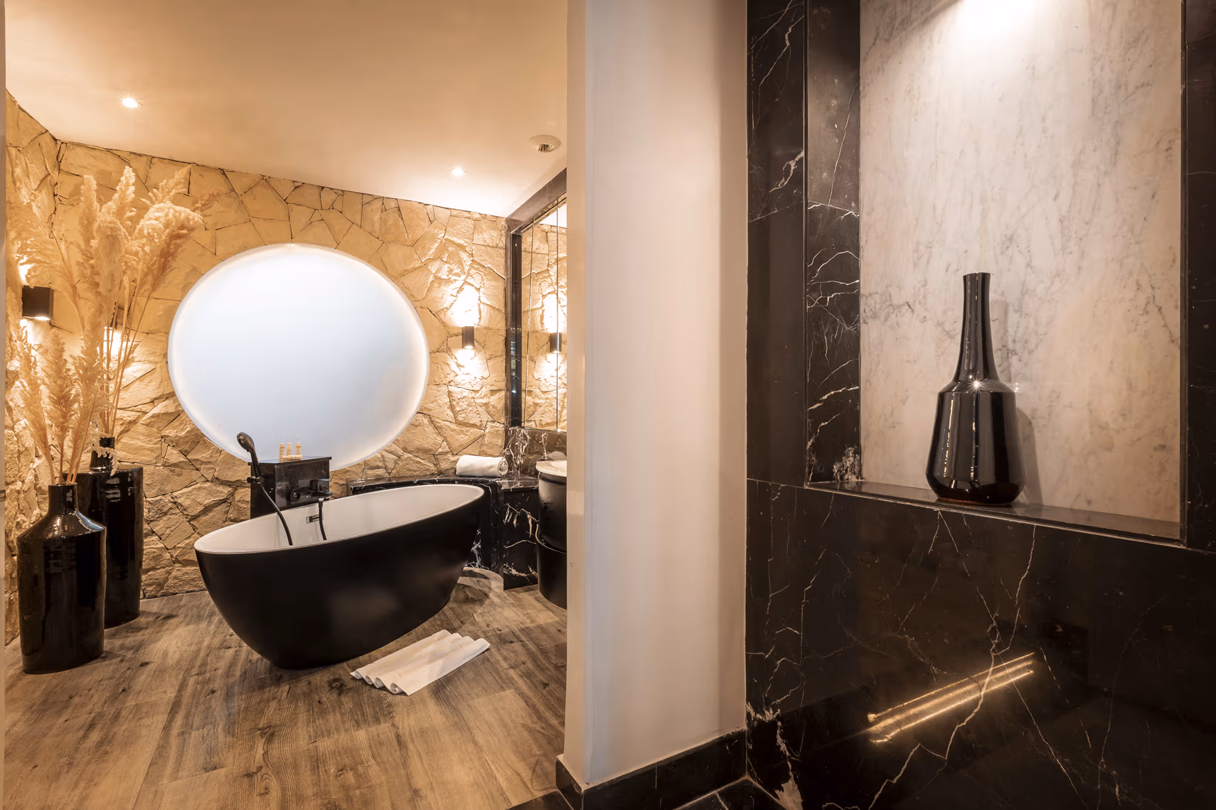Presidential Suite with Pool View (190m²) 3